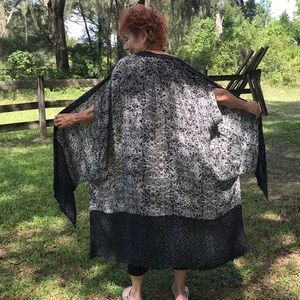 O’Neil Casual Elegance Black & White Paisley Wrap
